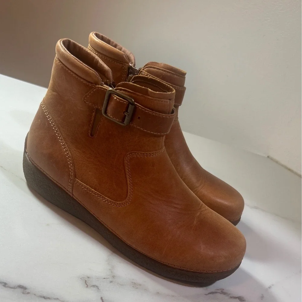 Duluth Trading Co Womens Brown Leather Buckle Zip Ankle Boots Wedge Sole Tan